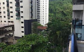 Flat 2 dormitórios - 1 quadra da praia - Pitangueiras / Guarujá