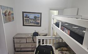 Flat 2 dormitórios - 1 quadra da praia - Pitangueiras / Guarujá